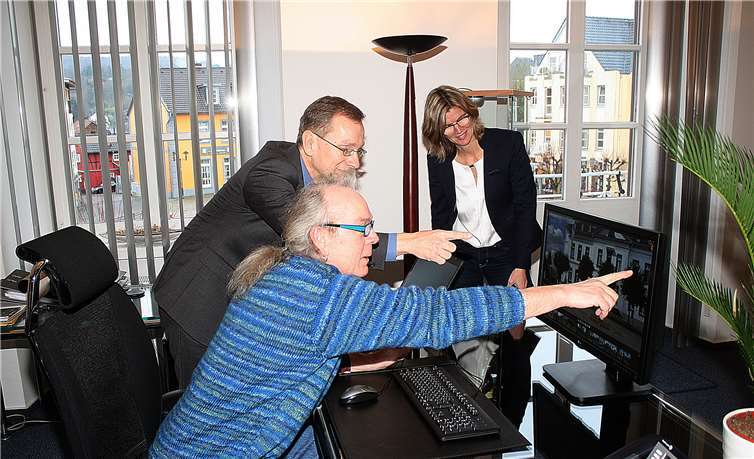 Achim Gottschalk, Stadtbürgermeister Andreas Gereon und Maike Gausmann-Vollrath besuchen den virtuellen Skulpturenweg.