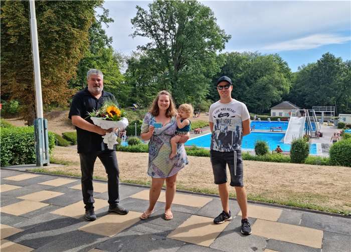 Achim Grün (1. Beigeordneter der Stadt Mendig), Katharina Rothbrust mit ihrer Tochter und Schwimmmeister Marcel Reuter.  Foto: Stadt Mendig