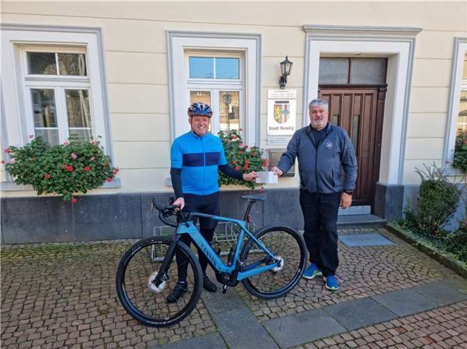 Achim Grün, 1. Beigeordneter der Stadt Mendig (r.) bei der Übergabe des Gutscheins an Volker Bohden (l.), für den Gewinn der Einzelwertung im Team der Stadt Mendig.Foto: Verbandsgemeinde Mendig