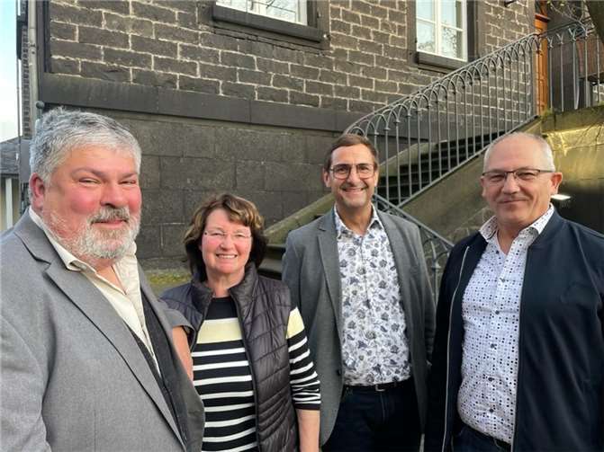 Achim Grün (Vorsitzender) bedankte sich bei Stefan Schneider (2.v.r.), Wilma Schlich (2.v.l.) und Jürgen Miesel.