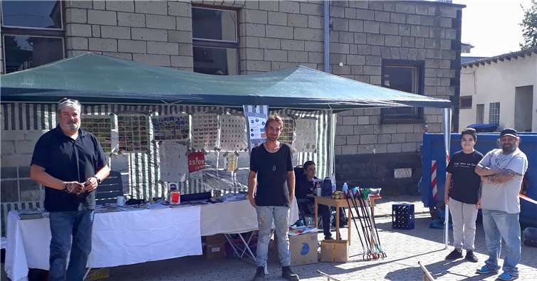 Achim Grün besuchte als 1. Beigeordnete der Stadt den Infostand von „GRUND Aufzustehen e.V.“ und dankte Denis Kaiser, stellvertretend für die 25 ehrenamtlichen Helferinnen und Helfer für ihr ehrenamtliches Engagement.