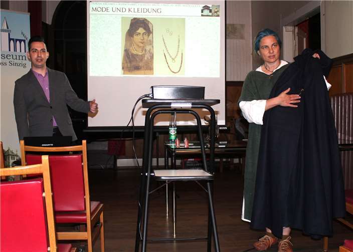 Achim Habbel freute sich, auch die römisch gewandete Stine Kockrick zu seinem Vortrag begrüßen zu können.