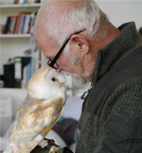 Achim Häfner mit Schleiereule Asterix. Fotos: Hospiz im Ahrtal gGmbH