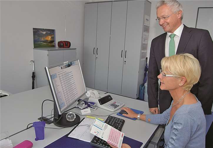 Achim Hallerbach, 1. Kreisbeigeordneter und Dezernent für Abfallwirtschaft und Abfallwirtschaftsreferentin Petra Knopp stellten die neue Dienstleistung der Abfallberatung vor. privat