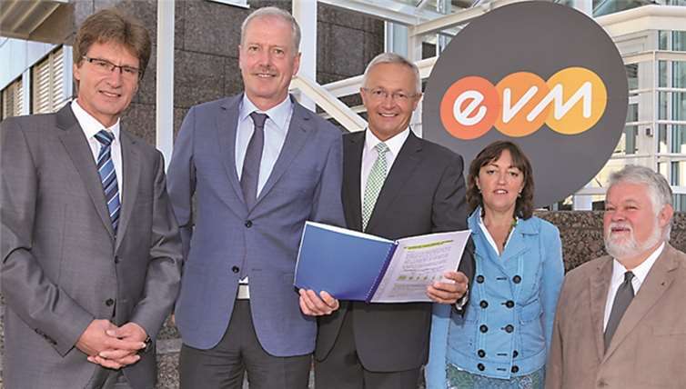 Achim Hallerbach (3. v. r.), Vorsitzender des Energiebeirats im Landkreis Neuwied, Priska Dreher (2. v. r.), Sachbearbeiterin im Bereich Umwelt und Energie sowie der Landessprecher Rheinland-Pfalz für das Deutsches Energieberaternetzwerk (DEN e.V.) Dietmar Rieth ( r.) waren zu Besuch bei der evm in Koblenz und loteten mit Ulrich Elsenberger ( 2. v. l.), Fachbereichsleiter Innovationsmanagement, Kommunale Betreuung und Energiepolitik, und Berthold Nick (l.), Leiter Kommunale Betreuung Verbandsgemeinden bei der evm, eine Zusammenarbeit bei dem zukunftsträchtigen Thema der lokalen Energiewende aus. Kreis Neuwied