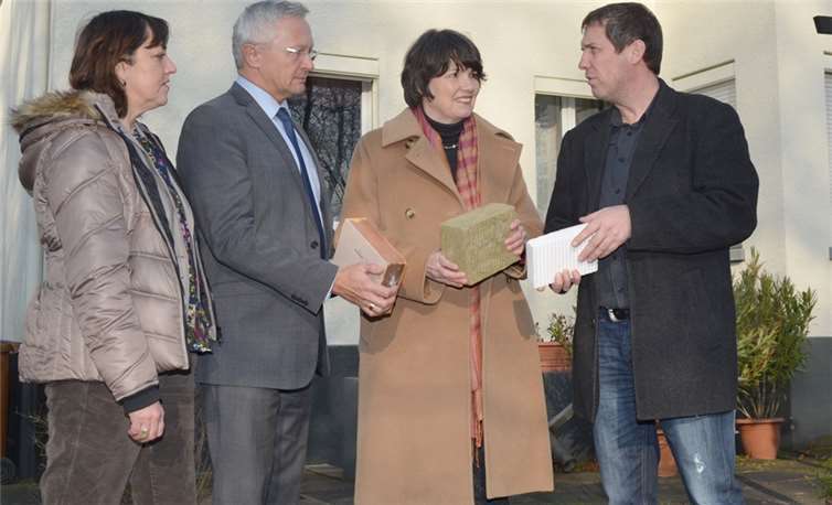 Achim Hallerbach, Erster Kreisbeigeordneter des Landkreises Neuwied (2.v.l.) und Priska Dreher, zuständige Sachbearbeiterin bei der Kreisverwaltung (l.) machen sich ein Bild über das neue Angebot des Gebäude-Checks vor Ort für Rat suchende Bürger bei der Altbausanierung. Martin Knopp, unterwegs im Auftrag der Verbraucherzentrale, erklärt die Funktionsweise verschiedener Dämmmaterialien.privat