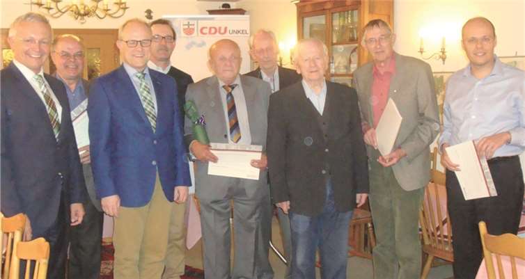 Achim Hallerbach, Heinrich Richarz, Alfons Mußhoff, Wilfried Euskirchen, Hans-Martin Mirswa, Fritz-Ulrich Teckemeyer, Heinz Schwarz, Siegfried Jagau und Ludwig Palm bei der Jubilarenehrung.privat