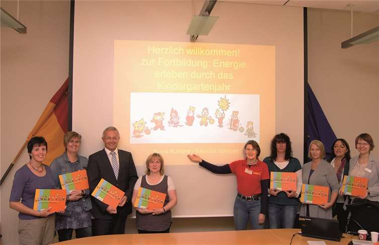 Achim Hallerbach, Umweltdezernent Landkreis Neuwied begrüßte zusammen mit Stefanie Blohm, Bildungsreferentin der Landesenergieagentur Rheinland-Pfalz (1.v.r.) Erzieherinnen aus den Landkreisen Neuwied, Altenkirchen zur landesweit ersten Fortbildung Energienutzung und -sparen im Elementarbereich.privat