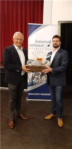 Achim Hallerbach erhielt nach 12 Jahren im Amt des Vorsitzenden zum Abschied ein Geschenk.  Foto: privat