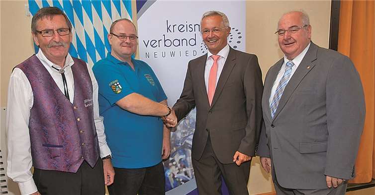 Achim Hallerbach gratuliert Ricardo Reiz (2.v.l.) zur goldenen Ehrennadel. Mit dabei der Vorsitzende des Musikvereins Kurtscheid, Ferdi Wittlich (links), und Hermann Josef Esser (rechts), stellvertretender Präsident des Landesmusikverbandes Rheinland-Pfalz. -WT-