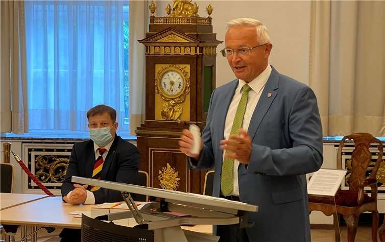 Achim Hallerbach hieß die neuen Bürger willkommen.