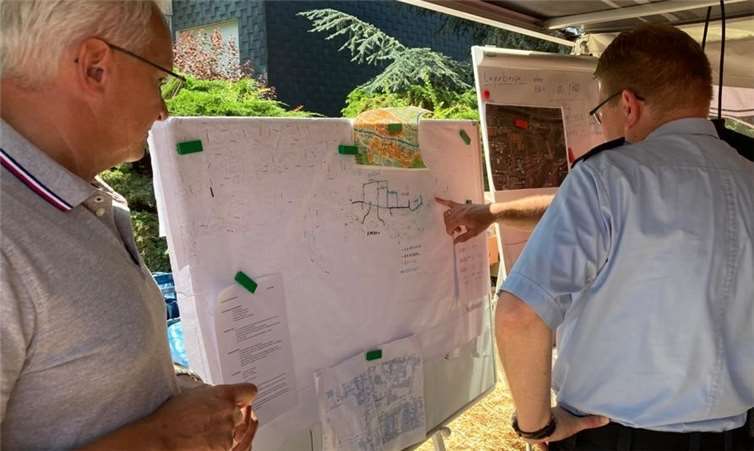 Achim Hallerbach (li.) und BKI Holger Kurz verschaffen sich einen Eindruck über die Lage vor Ort.