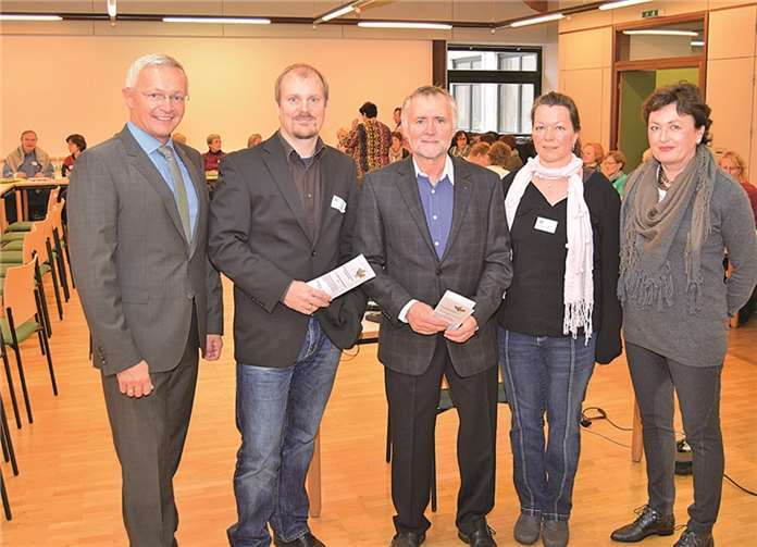 Achim Hallerbach (links) begrüßte die Teilnehmer der 14. Tuberkulosefortbildungsveranstaltung, darunter die Referenten Dr. Rupert Schlags (2.v.l.n.) und Dr. Jörg Groth (Mitte). Larissa Rieken (2.v.r.) und Dr. Hilde Hamm (r.) vom Kreisgesundheitsamt hatten die Veranstaltung organisiert.privat