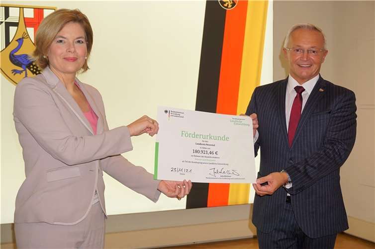 Achim Hallerbach nimmt den Förderbescheid entgegen,um dem Ärztemangel auf dem Land zu begegnen. Foto: FF