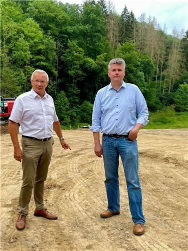 Achim Hallerbach und Heiko Glätzner am Regenrückhaltebecken.  Foto: privat