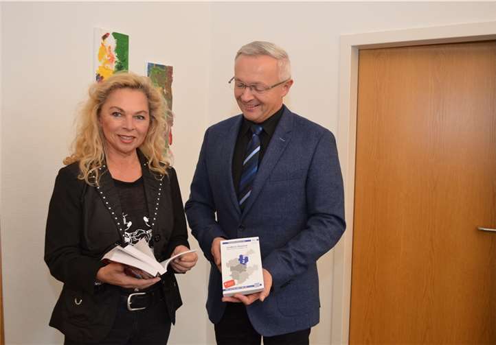 Achim Hallerbach und die zuständige Abteilungsleiterin Helga Zoltowski stellten den Fahrplan vor.privat