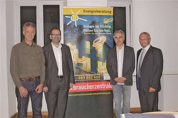 Achim Hallerbach (v. r.), 1. Kreisbeigeordneter des Landkreises Neuwied, Hans Weinreuter, Energiereferent Verbraucherzentrale Rheinland-Pfalz, Uwe Berndt, Moderator aus Frankfurt, Harald Richter, Energieberater der Verbraucherzentrale aus Koblenz werben für die Beratungsangebote der Verbraucherzentrale. privat