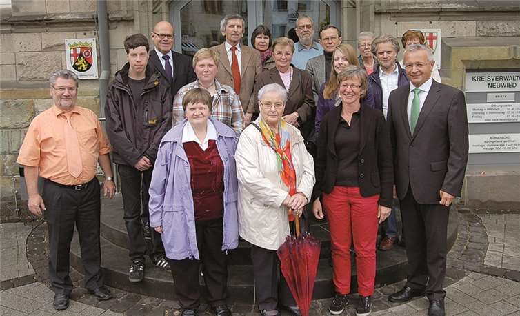 Achim Hallerbach (vorne rechts) lobte bei dieser Gelegenheit auch Christoph Becker (vorne links), der in den vergangenen Jahren das Sachgebiet ÖPNV/Schülerbeförderung betreute und seit Anfang Mai Personalratsvorsitzender der Kreisverwaltung Neuwied ist.  Privat
