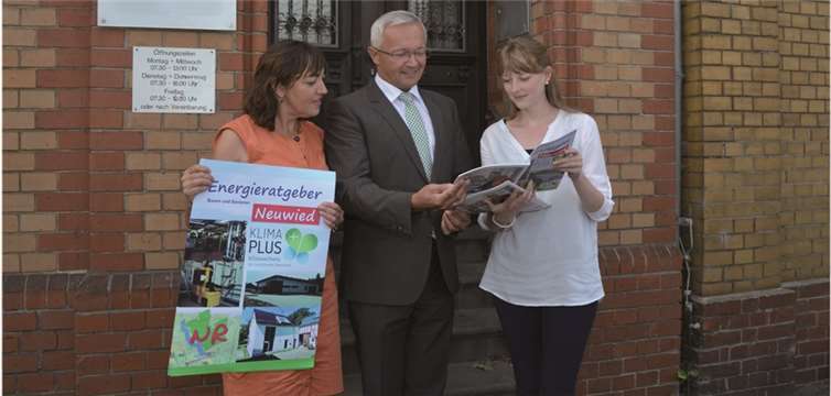Achim Hallerbach zusammen mit seinen Mitarbeiterinnen Priska Dreher, Umweltingenieurin und Christina Bickert, Auszubildende empfehlen den neuen kostenlosen Bau- und Energieratgeber der Kreisverwaltung Neuwied.Privat