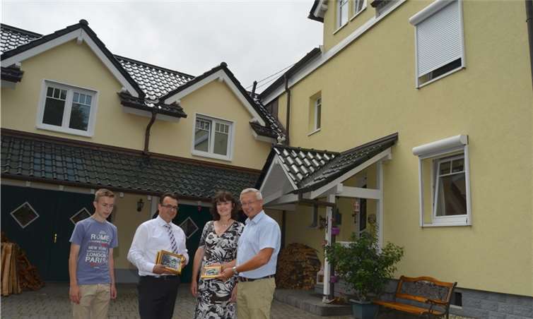 Achim Hallerbach/Erster Kreisbeigeordneter, Margit Rödder-Rasbach/Dorferneuerungsbeauftragte des Landkreises, Bauherr Frank Wittlich, David Buhr, Praktikant (v.r.n.l.).