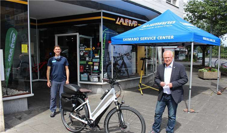 Achim Hölz und Oberbürgermeister Peter Labonte bei der Übergabe des -Bikes.Foto: Helmut Pfaff / Stadtverwaltung Lahnstein