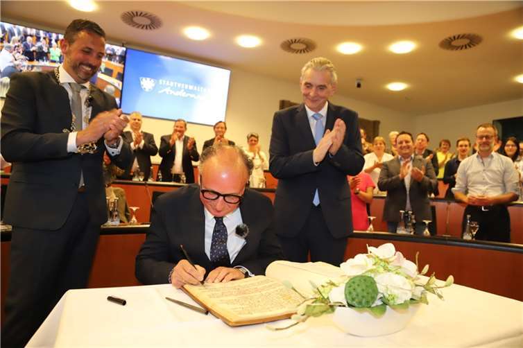 Achim Hütten bei der Unterzeichnung im „Goldenen Buch“ der Stadt Andernach.