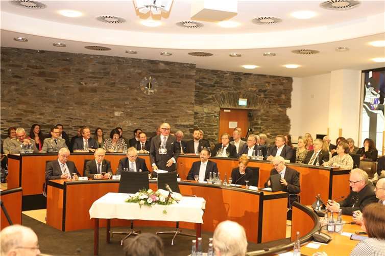 Achim Hütten eröffnete ein letztes Mal als Oberbürgermeister die Stadtratssitzung.