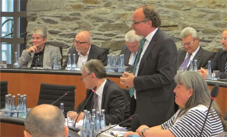 Achim Hütten, hier bei der Begrüßung, ist der erste urgewählte Oberbürgermeister Andernachs und bereits seit 1994 (nach Wiederwahlen) im Amt.