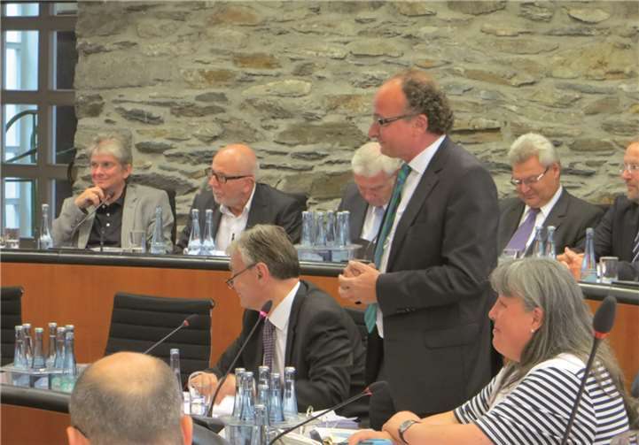 Achim Hütten, hier bei der Begrüßung, ist der erste urgewählte Oberbürgermeister Andernachs und bereits seit 1994 (nach Wiederwahlen) im Amt.