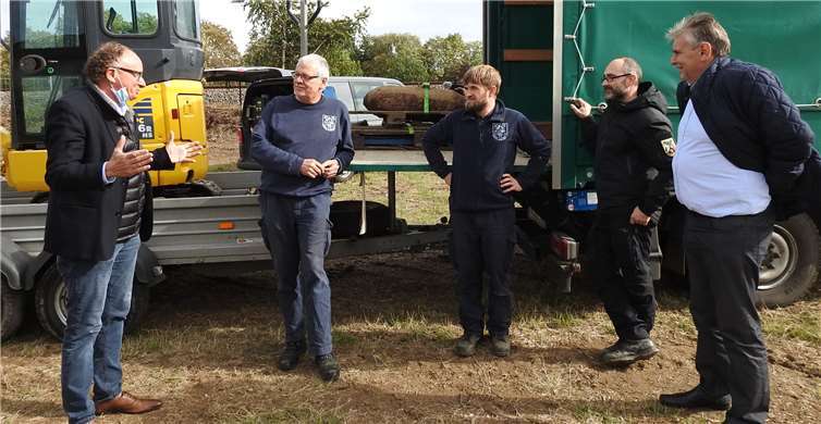 Achim Hütten im Gespräch mit den Einsatzkräften.