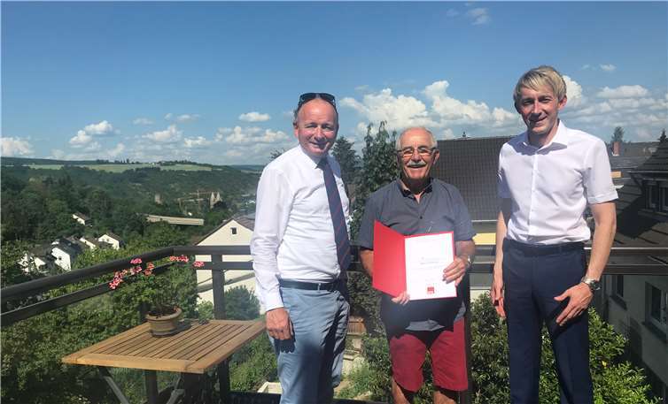 Achim Hütten (links) und Marc Ruland (rechts) zeichneten Heinz Hörnig für seine 50-jährige Mitgliedschaft aus.privat
