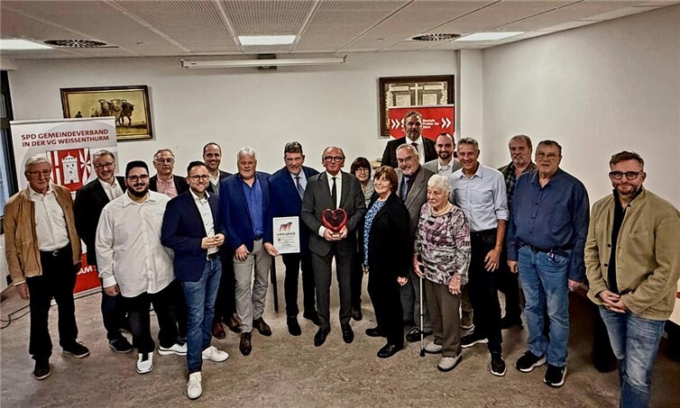 Achim Hütten mit den Mitgliedern des SPD-Gemeindeverbands Weißenthurm. Foto: Karin Küsel
