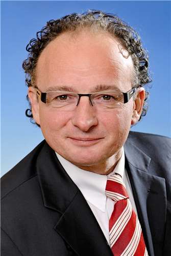 Achim Hütten nimmt sich Zeit für die Fragen und Anregungen der Bürger.  privat