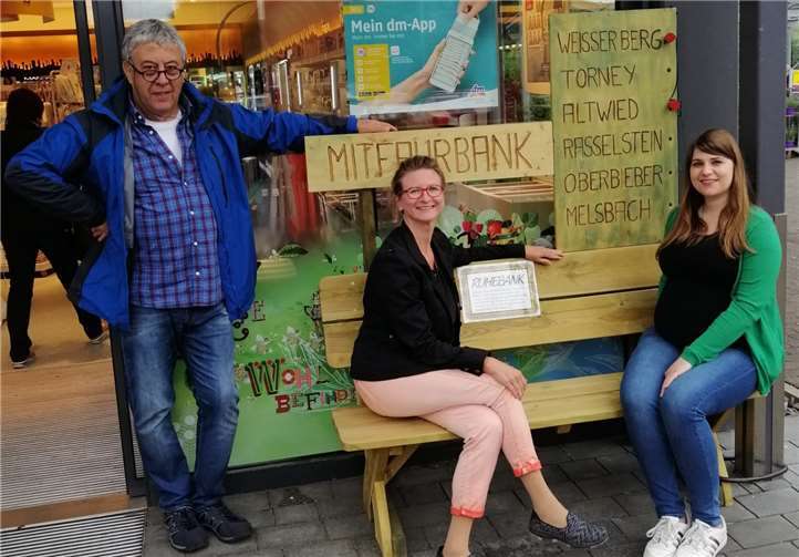 Achim Maur, Marktleiterin Frau Krahl und Frau Neugebaur vom DM-Markt, die ein Auge auf die Bank haben wird, dass sie ihrem Zweck entsprechend genutzt wird. Foto: privat