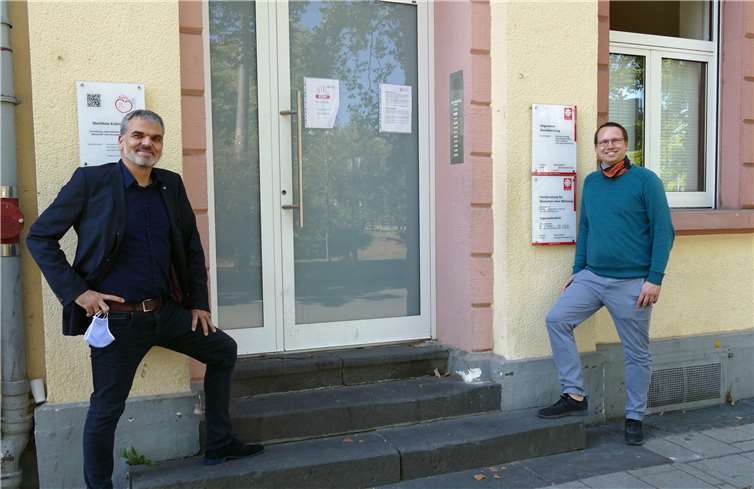 Achim Meis, Leiter Soziale Dienste bei der Koblenzer Caritas, wünschte Julian Rönner (im Bild rechts) einen guten Start bei der verantwortungsvollen Aufgabe in der Allgemeinen Sozialberatung. Fotos: privat