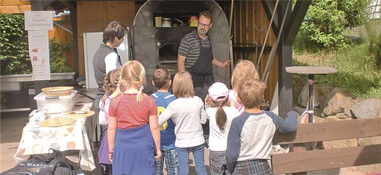 Achim Meurer erklärte den Kindern, wie man Pizza macht. privat