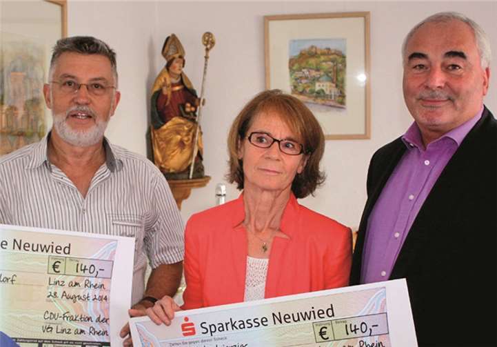 Achim Nonnen überreichte je 140 Euro für die beiden Gemeindecafés.