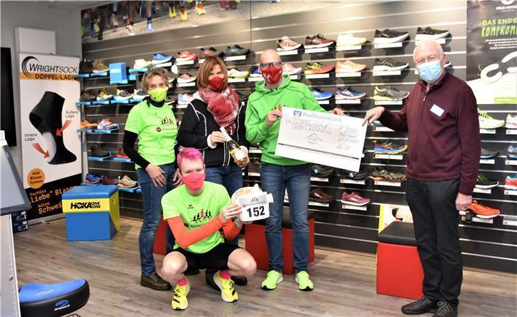 Achim Phiesel ( 2. von rechts) konnte an Manfred Engler (rechts) von der Hospizgruppe Rheinbach-Meckenheim-Swisttal einen Scheck über 2000 Euro überreichen. Foto: EICH