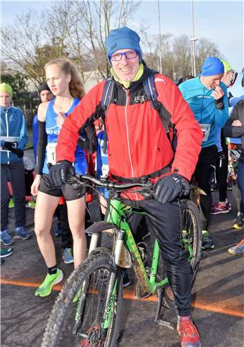Achim Phiesel führte als Veranstalter das Läuferfeld an.
