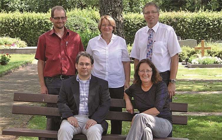 Achim Schmidt (stehend v.l.), Ortsbürgermeister von Hümmerich, Birgit Haas, Ortsbürgermeisterin von Straßenhaus, Achim Braasch, Ortsbürgermeister von Oberraden; sitzend: Pfarrer Andreas Beck, Rita Lehnert, Ortsbürgermeisterin von Oberhonnefeld. privat