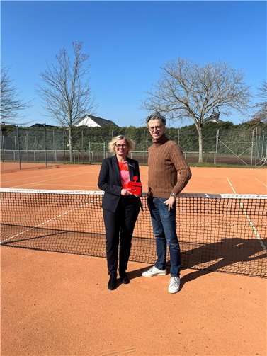 Achim Schmitz (r.) und Silke Seul (l.) freuten sich über die fertiggestellten Plätze.  Foto: Kreissparkasse Ahrweiler – Marco Seydel