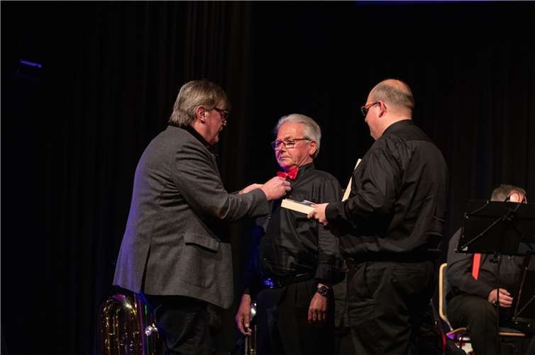Achim Schommer erhält die Verdienstmedaille des Landesmusikverbandes Rheinland-Pfalz.