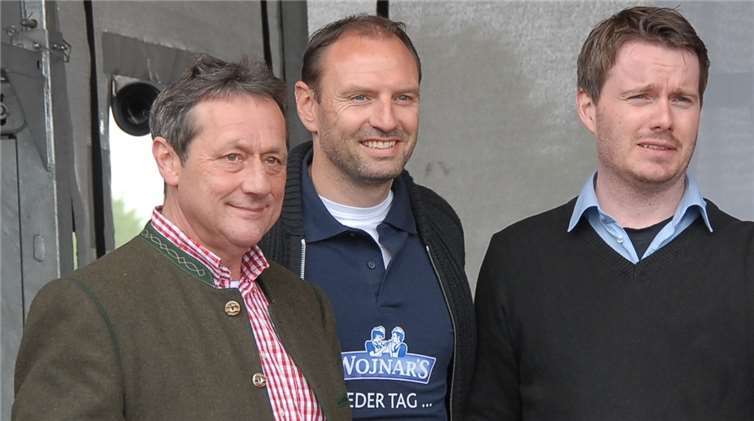 Achim Schwickert am Wahlsonntag mit Ex-Fußball-Nationalspieler Jens Nowotny und Frank Fohr von der Fohr-Brauerei (von links) auf der Bühne vor dem Hüter-Einkaufszentrum.