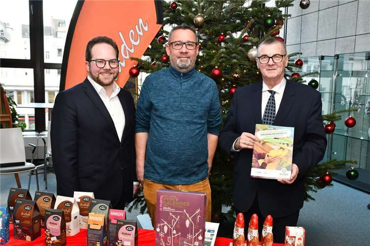 Achim Trautmann (Mitte), regionaler Fachpromotor für öko-soziale Beschaffung beim BUND Regionalbüro Koblenz, überreichte das erste Druckexemplar an Landrat Dr. Alexander Saftig (rechts) sowie den Ersten Kreisbeigeordneten Pascal Badziong. Foto: Kreisverwaltung Mayen-Koblenz