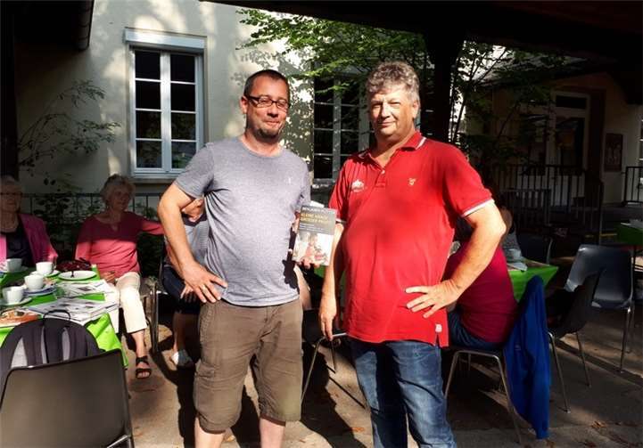 Achim Trautmann (li.) klärte über die Kinderarbeit in indischen Steinbrüchen auf. Thomas Schmidt möchte möglichst viele Menschen auf das Thema aufmerksam machen.privat