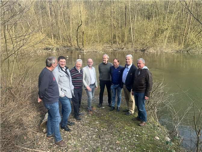 Achim Waßmann (4.v.r.) und Karl-Heinz Klappert (links) vom Angelsportverein Oberbieber erläutern die dramatisch werdende Lage den Liberalen (v.r.n.l) Prof. Dr. Wolfram Kunz, Dr. Dietrich Rühle, Stefan Puderbach, Achim Waßmann (Angelsportverein), Jochen Müller, Dr. Peter Heß und Stefan Pfefferkorn. Foto: D. G. Rühle, FDP.