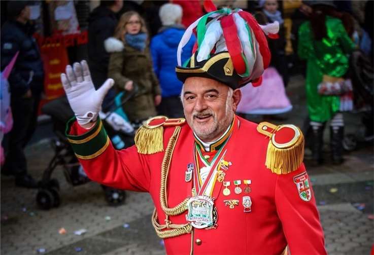 Mayener Karneval verliert eines seiner prägenden Gesichter Achim Welsch beim Rosenmontagszug 2019 ganz in seinem Element. Foto: Roland Schäfges - www.myfoto24.eu