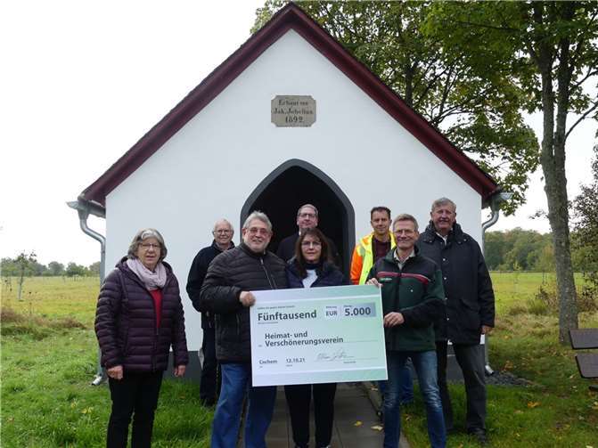 Achim und Ellen Lohner spendeten 5.000 Euro für die erneute Renovierung der Kapelle.Foto: TE