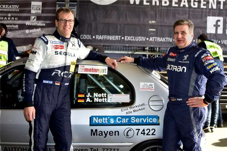 Achim und Jürgen Nett knüpften nahtlos an die Leistungen des vergangenen Jahres an und belegten zum VLN Saisonauftakt mit ihrem Peugeot 306 S16 den zweiten Rang in der Klasse V3.