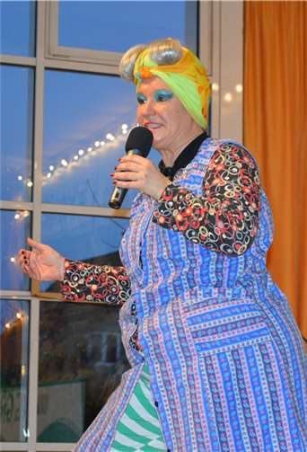 „Achnes Kasulke“ alias Annette Esser, die letzte deutschsprachige Putzfrau vor der Autobahn ,ließ den Saal immer wieder in schallendes Gelächter ausbrechen.